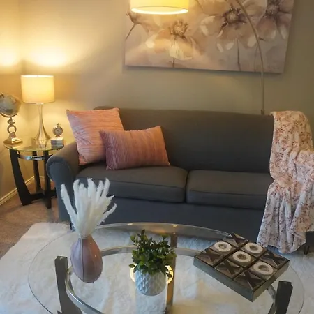 Contemporary Mid-Rise Apartment By Downtown Dallas